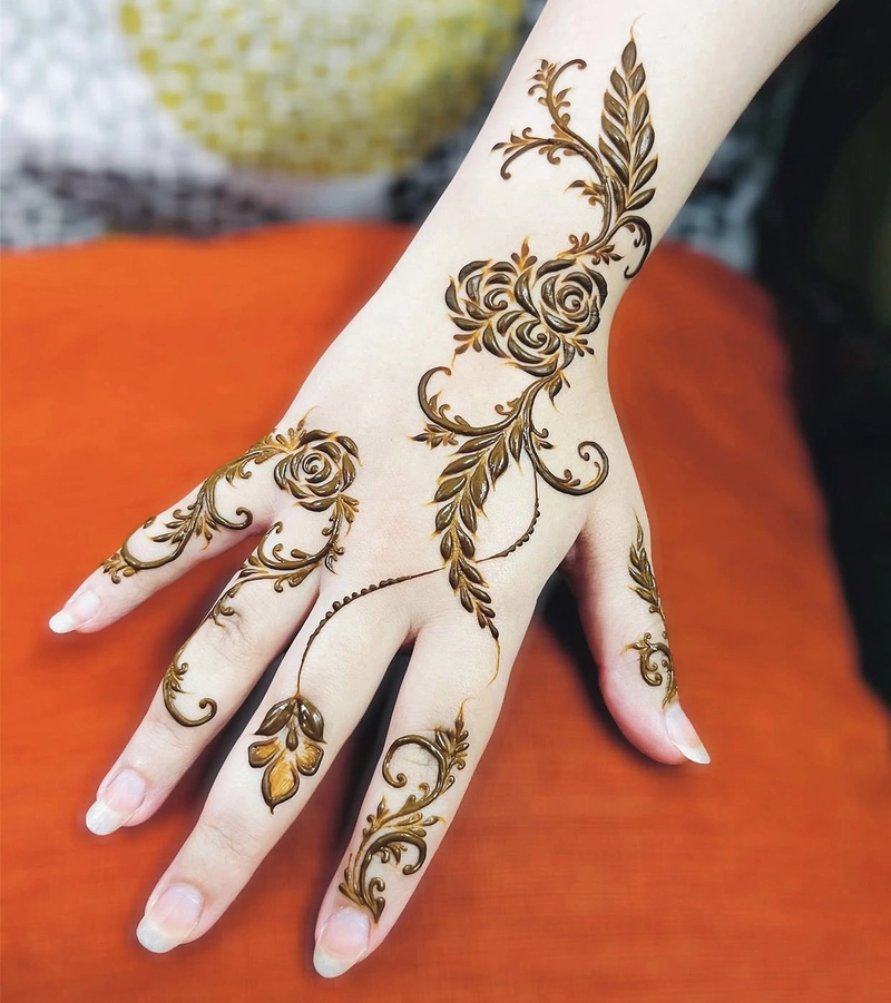 easy floral mehndi image