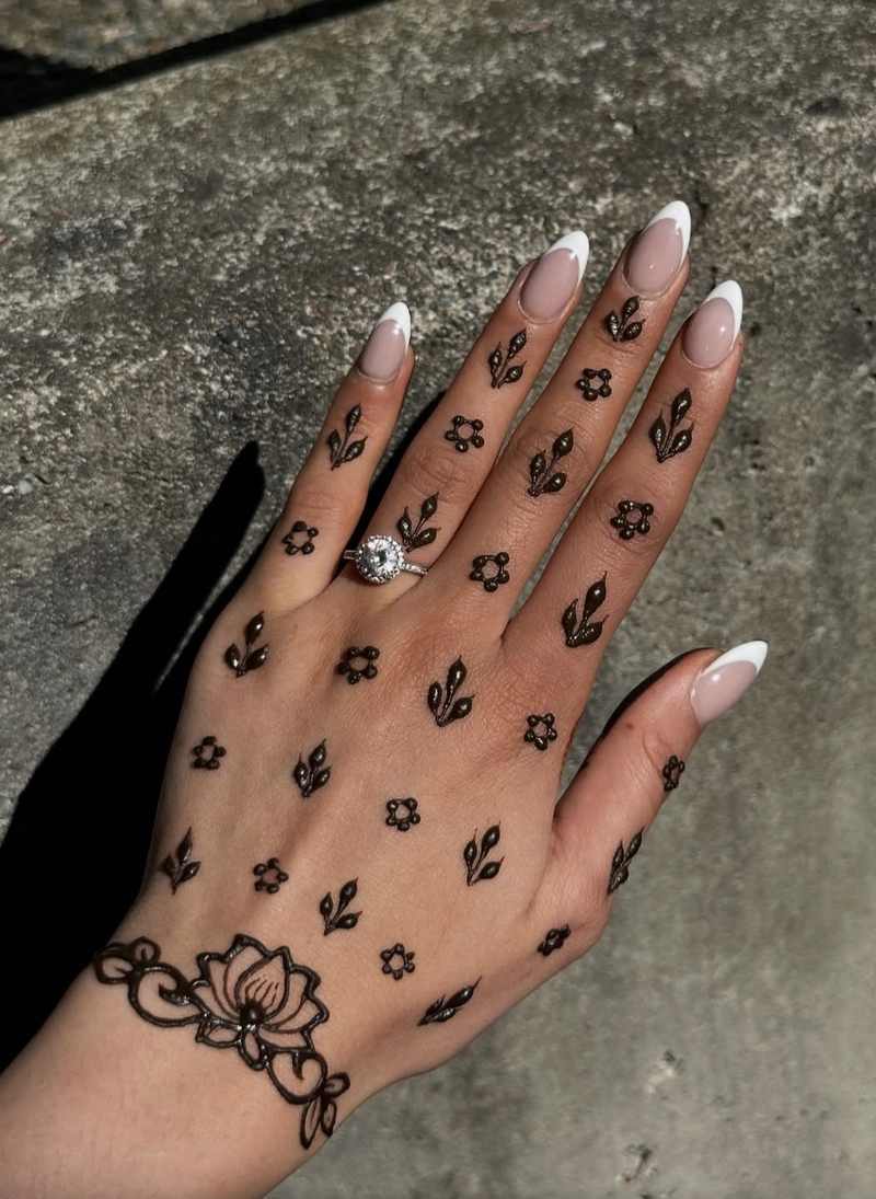 easy floral mehndi pic