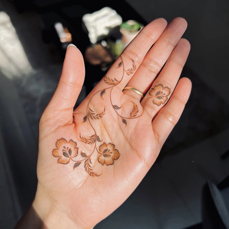 front hand simple floral mehndi design