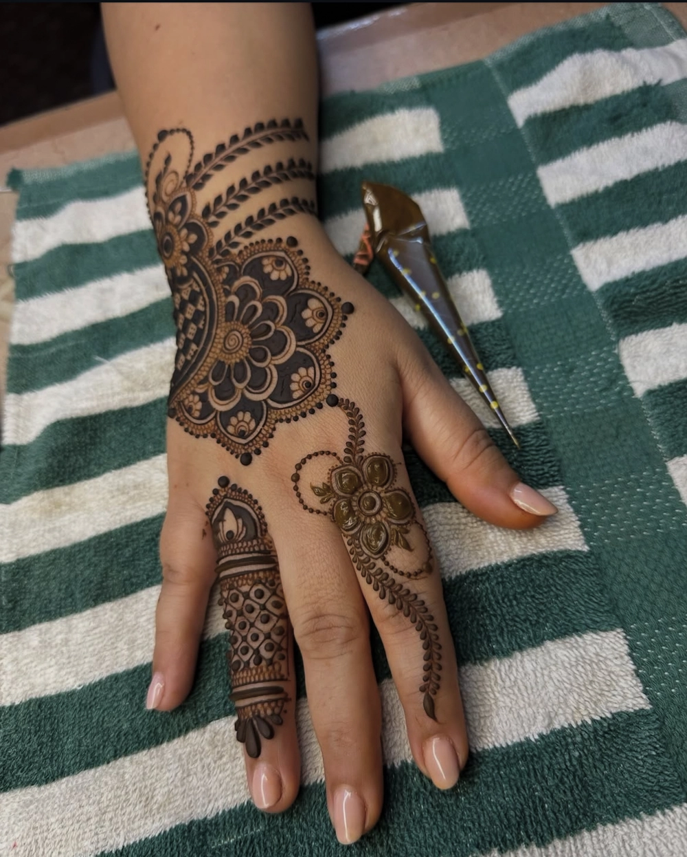front hand simple mehndi design raksha bandhan