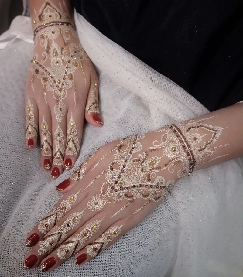 front hand stylish dulhan back full hand bridal mehndi design