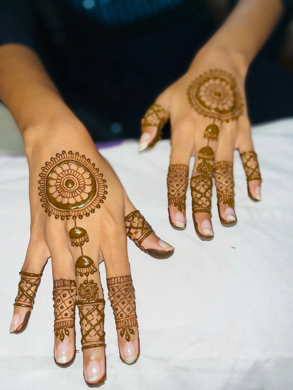 gol dot mehndi design
