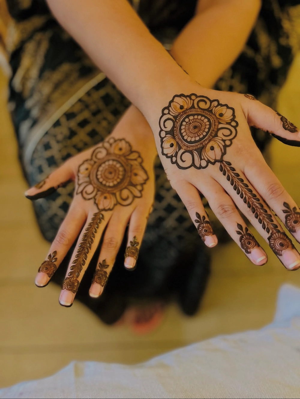 gol mehndi design photo full hand