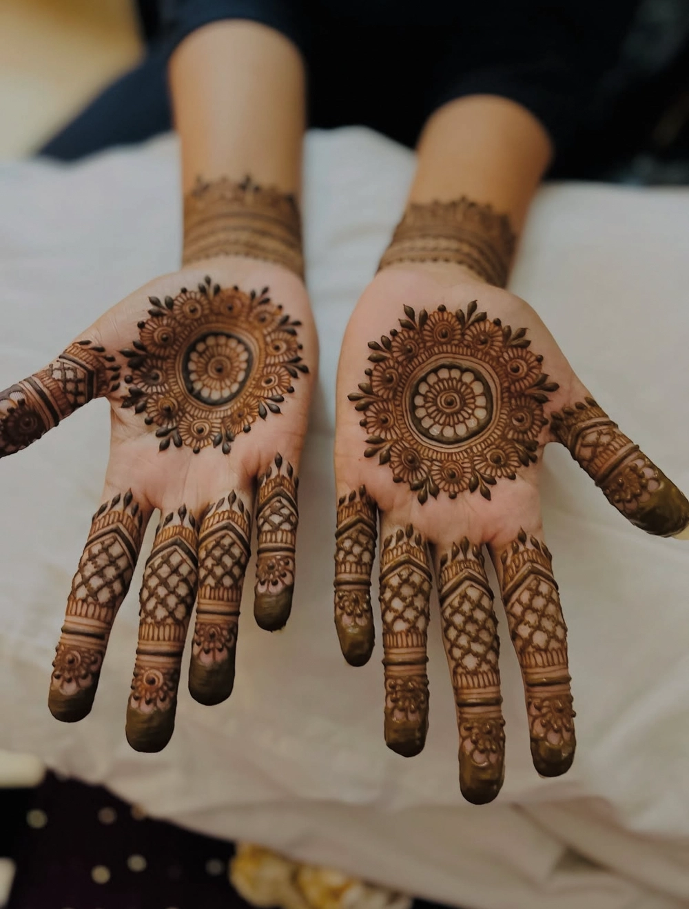 gol phool mehndi design