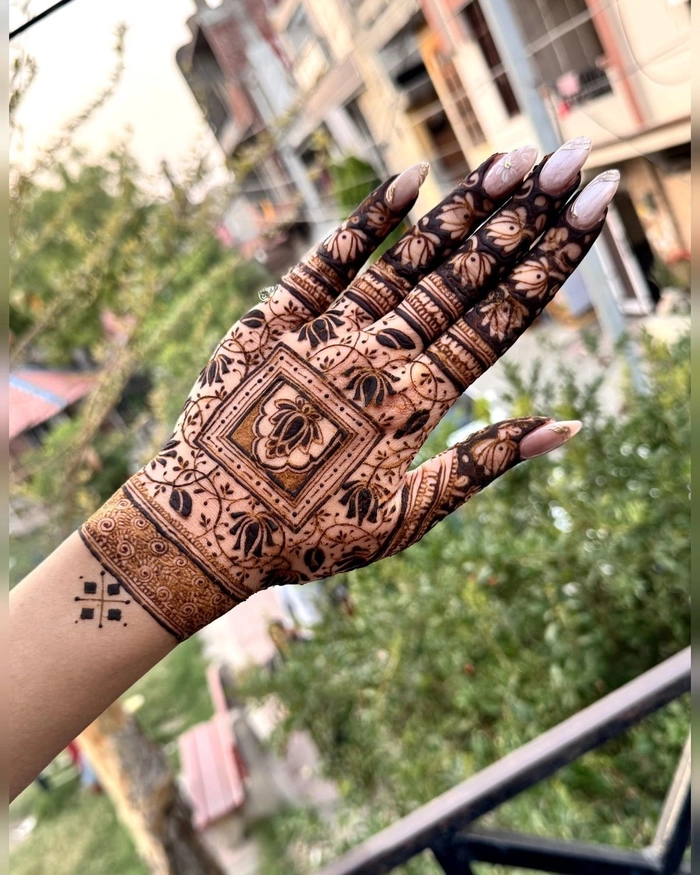 indo western mehndi design simple and beautiful