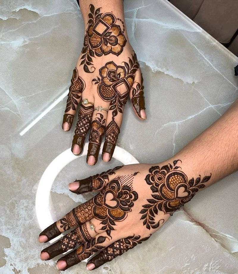 khafif mehndi design back hand