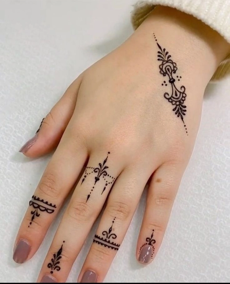 khafif mehndi design finger