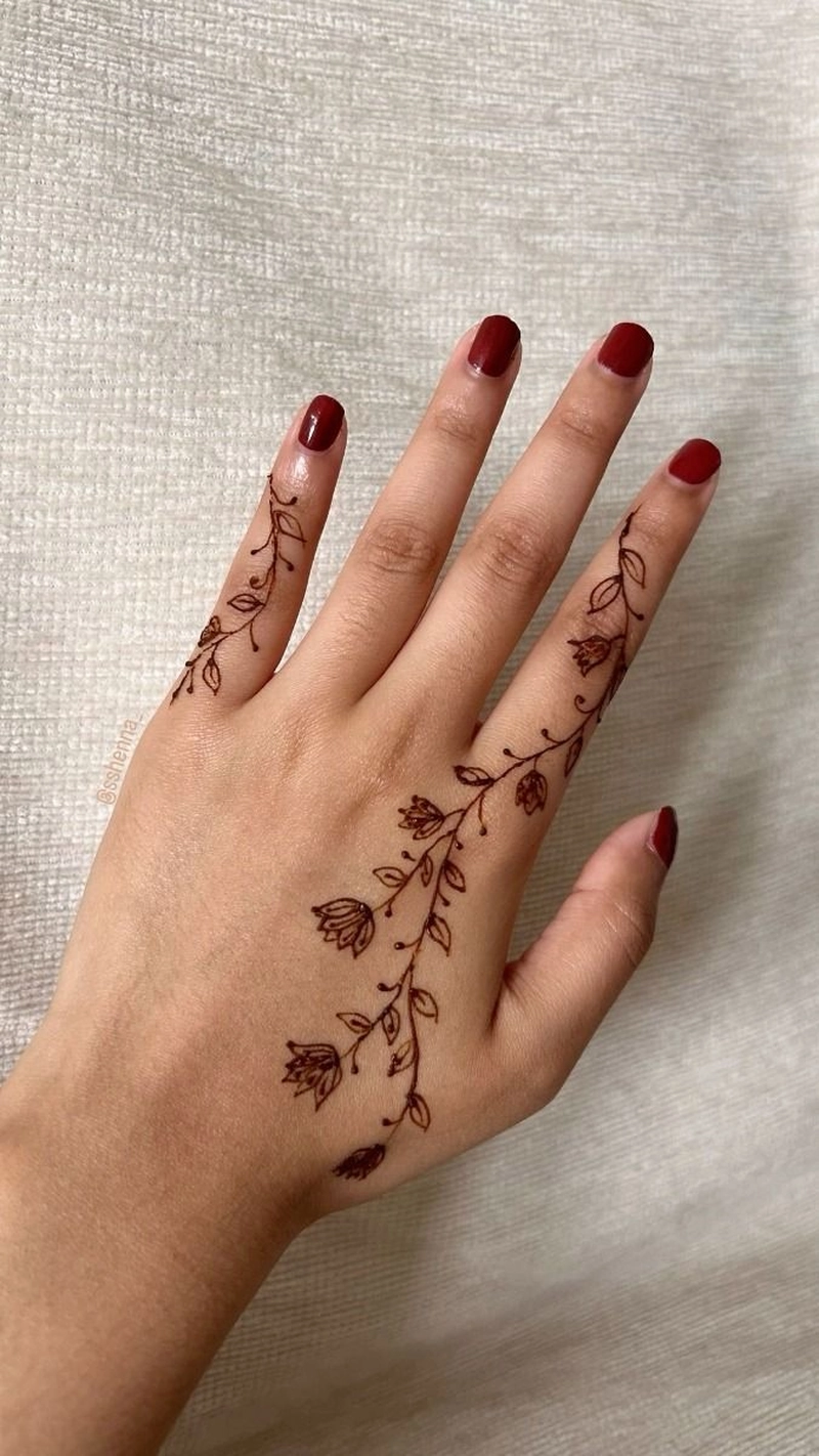 khafif mehndi design for back hand