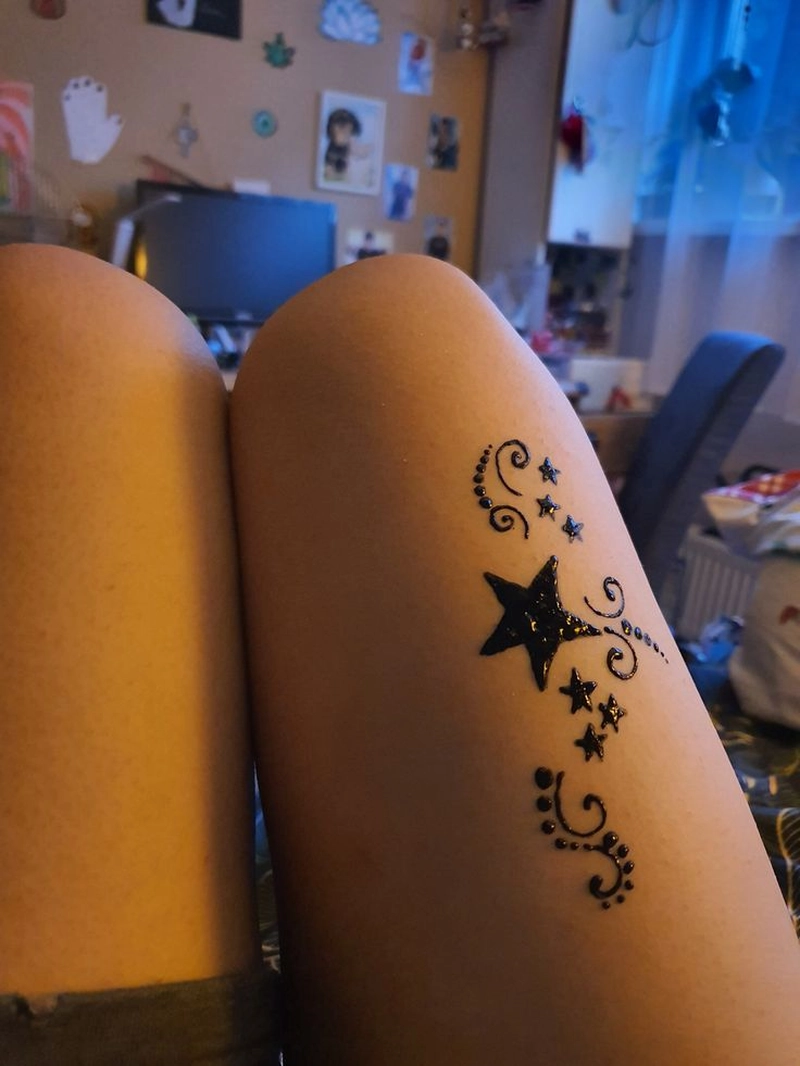 khafif mehndi design for legs