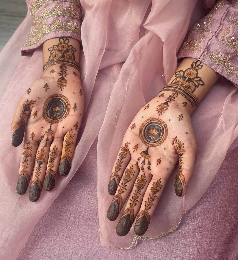 mehendi tatoos on wrist