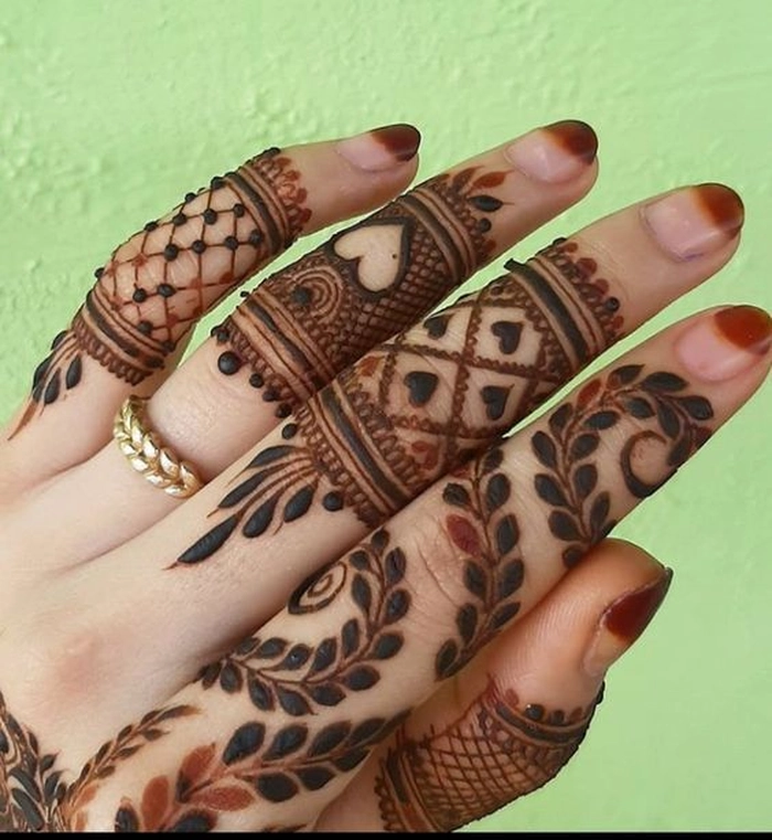 mehndi design front hand finger