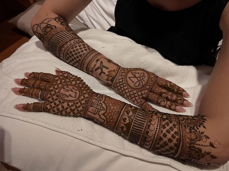 minimal aesthetic mehndi design simple back hand