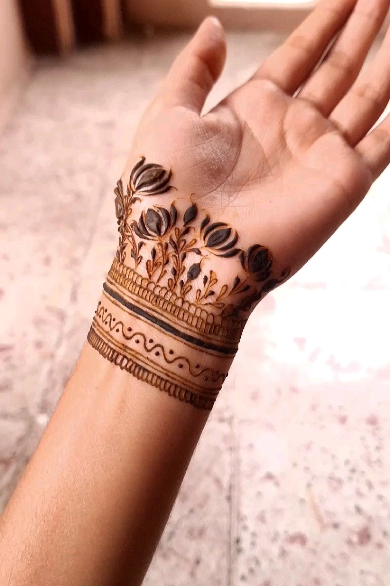 modern wrist mehndi design