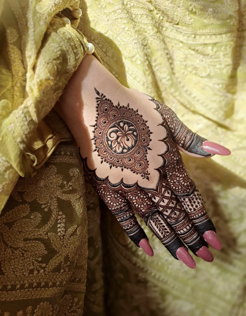 pakistani mehndi design back hand