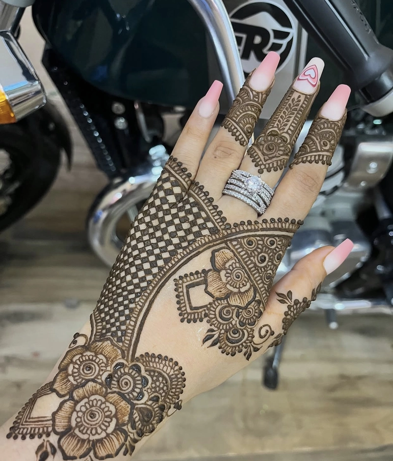 pakistani royal back hand mehndi design