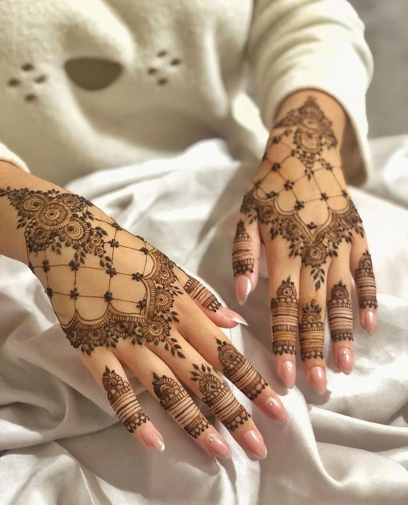 palm mandala mehndi design