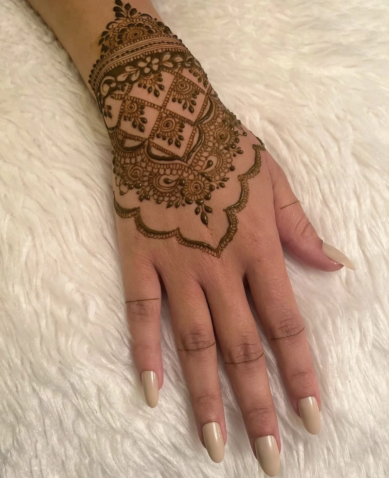 punjabi royal back hand mehndi design