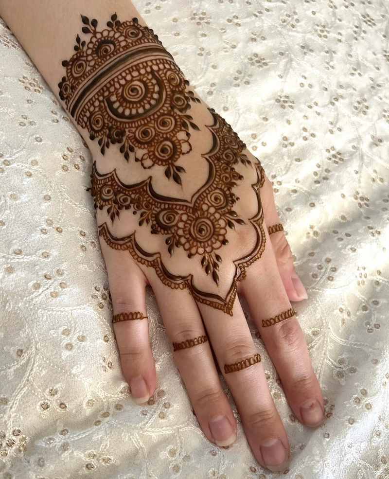 royal circle mehndi design back hand