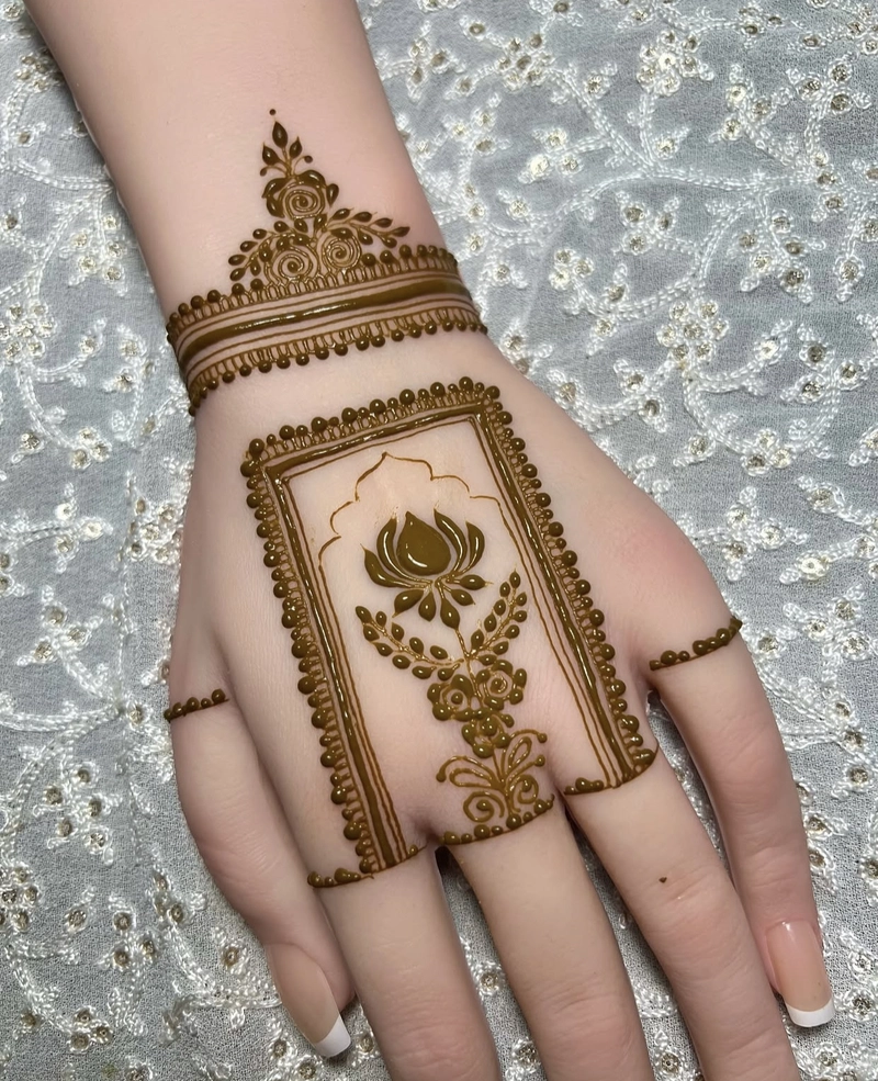 royal stylish modern back hand mehndi design