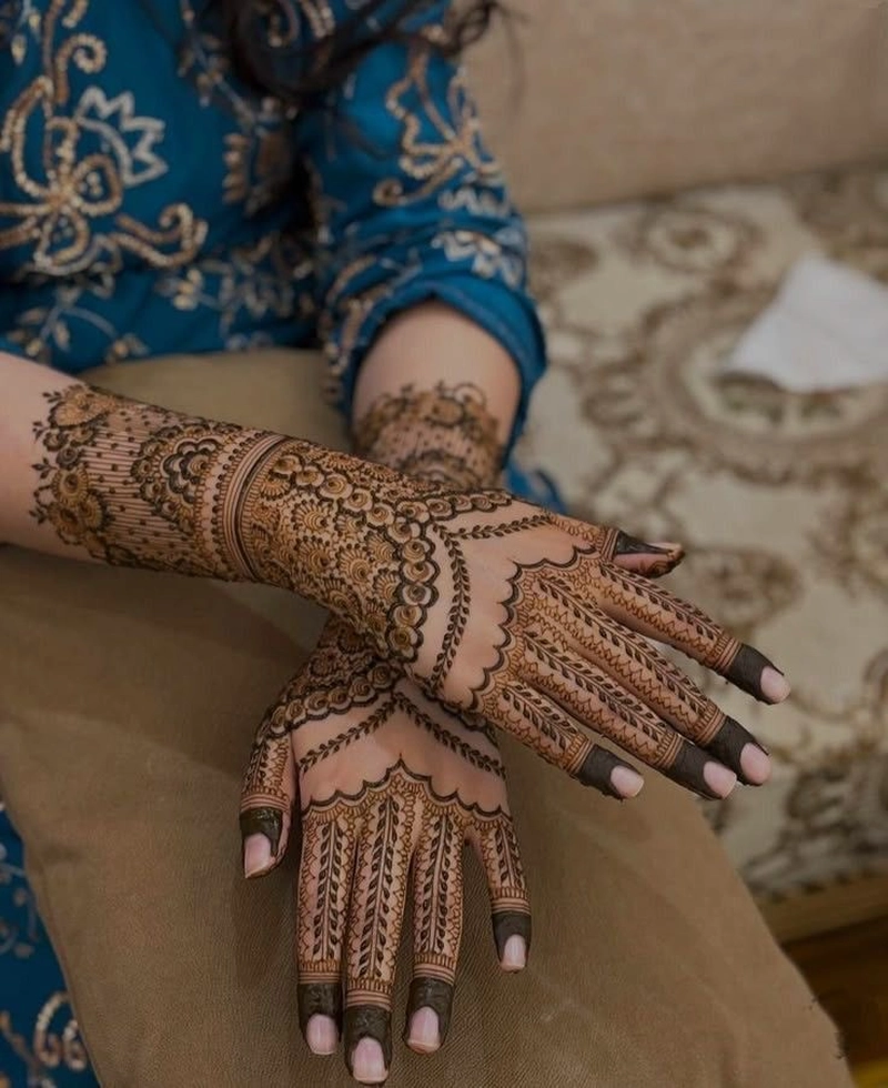 simple aesthetic back hand mehndi design