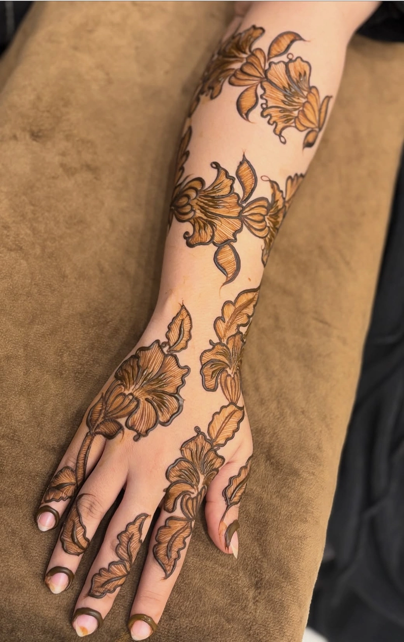 simple aesthetic mehndi design for back hand