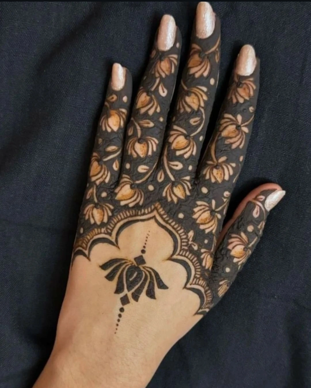 simple gol mehndi design photo back hand