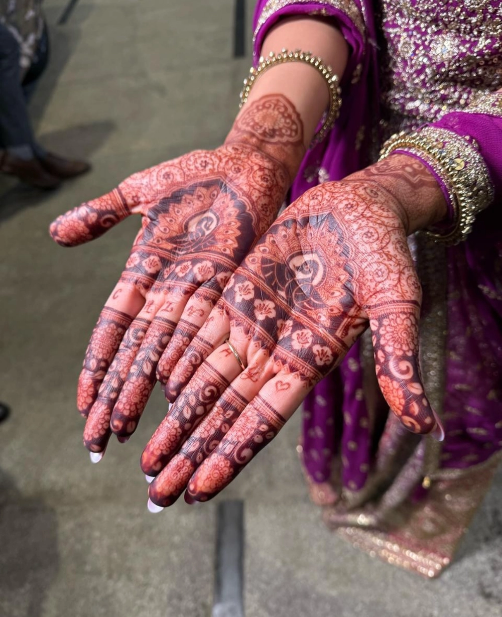 simple gol mehndi design photo front hand