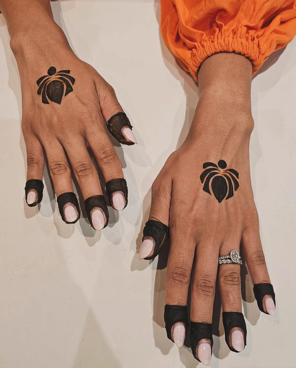 simple gol mehndi design photo full hand