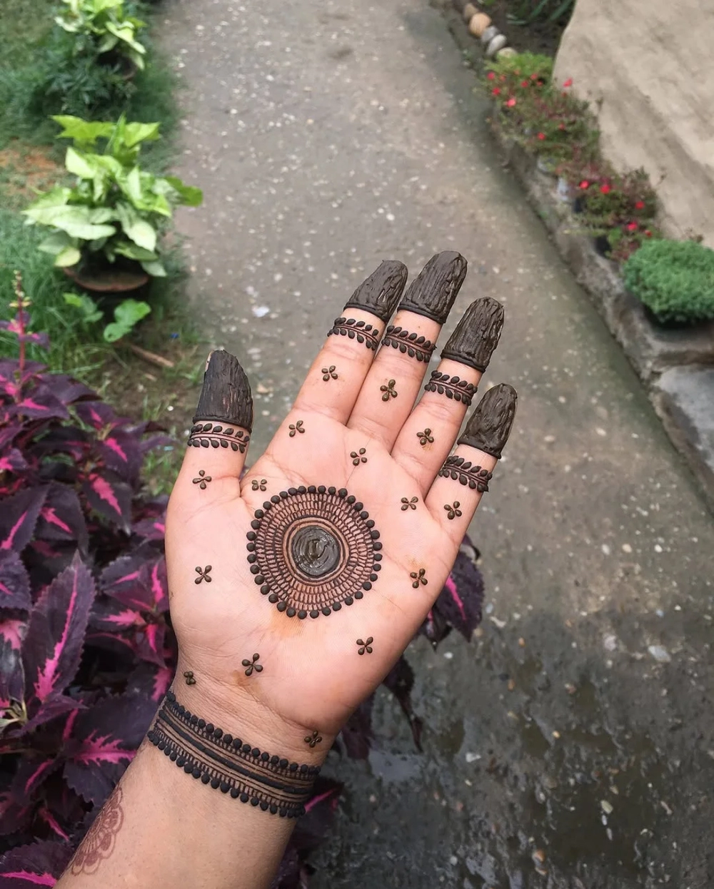 simple gol mehndi design photo