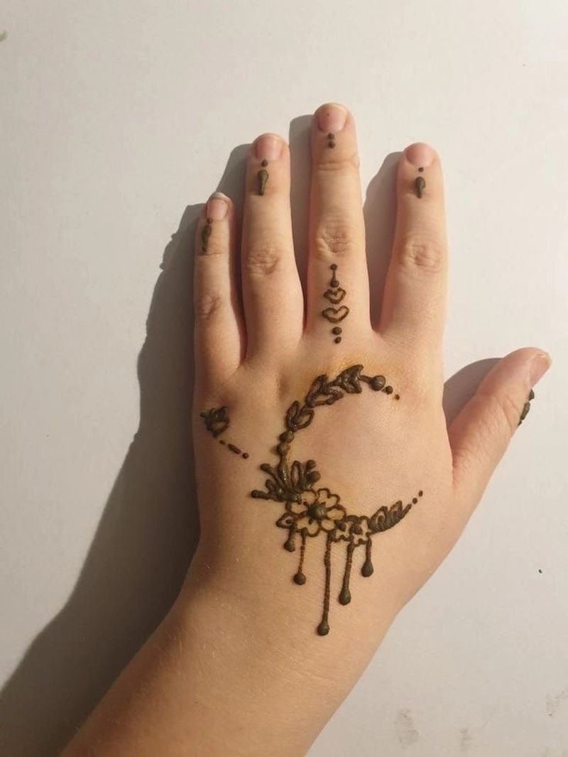 simple mehndi design for kids front hand