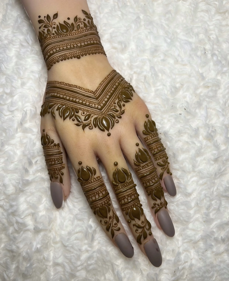 simple modern stylish mehndi royal back hand mehndi design