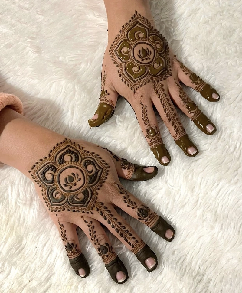 simple royal front hand mehndi design front and back
