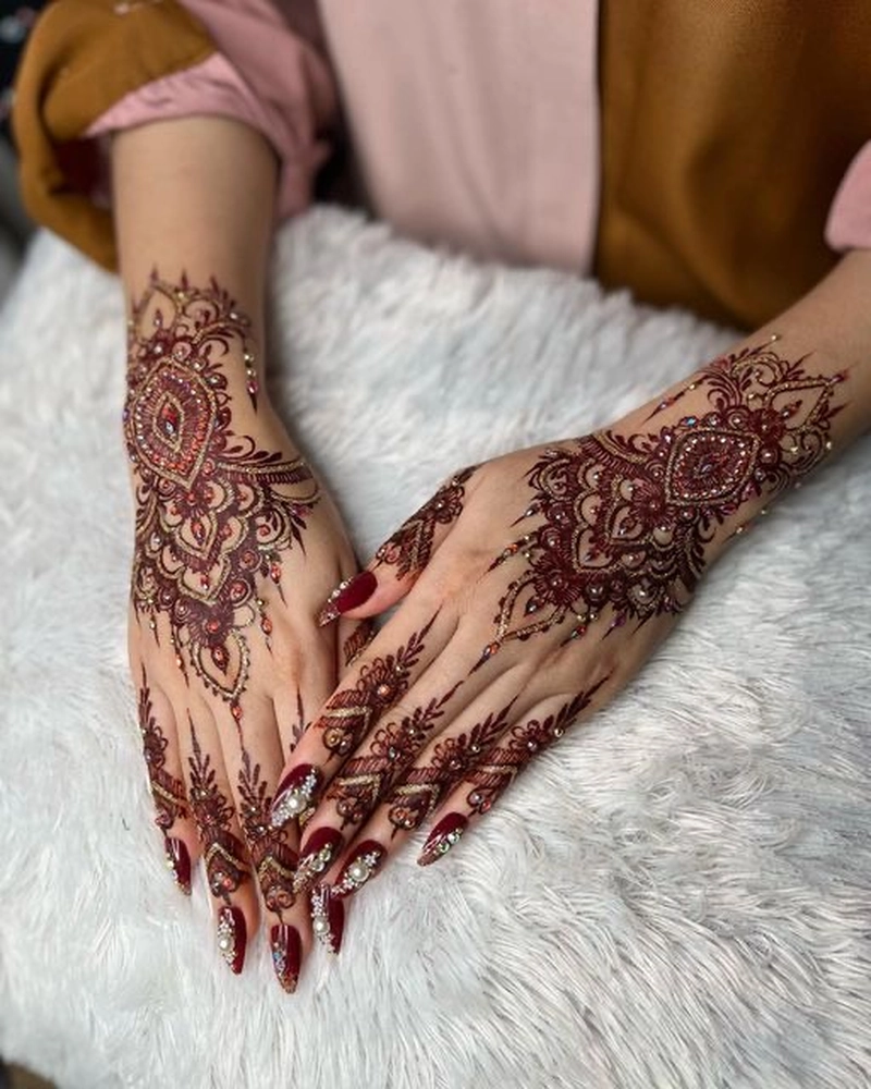 stylish back hand wedding bridal mehndi design