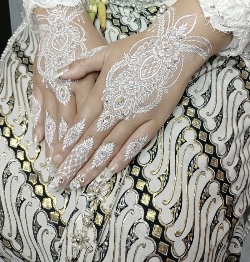 stylish bridal mehndi design back hand
