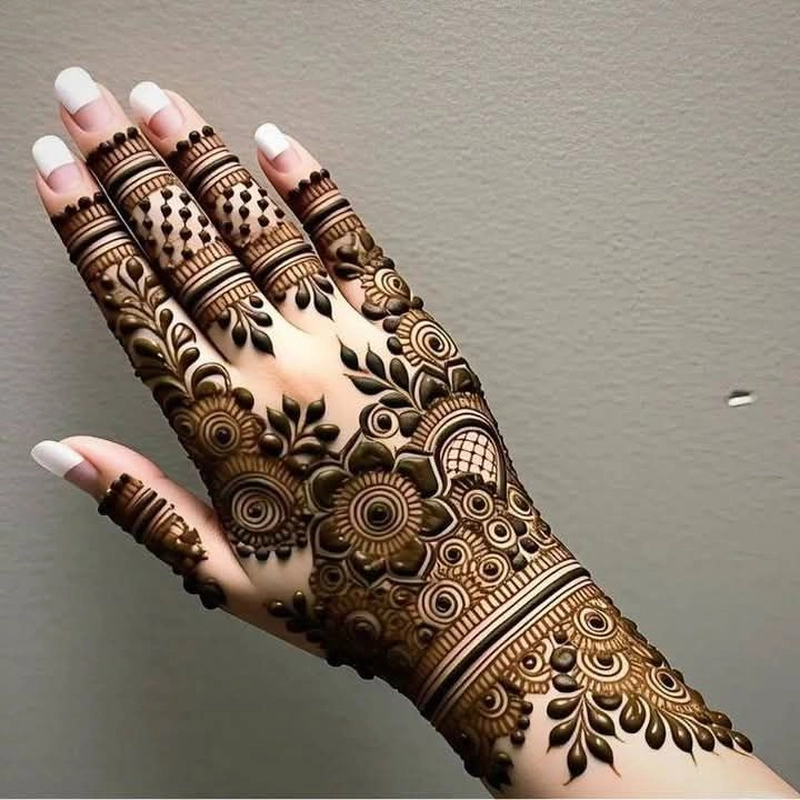 stylish khafif mehndi design