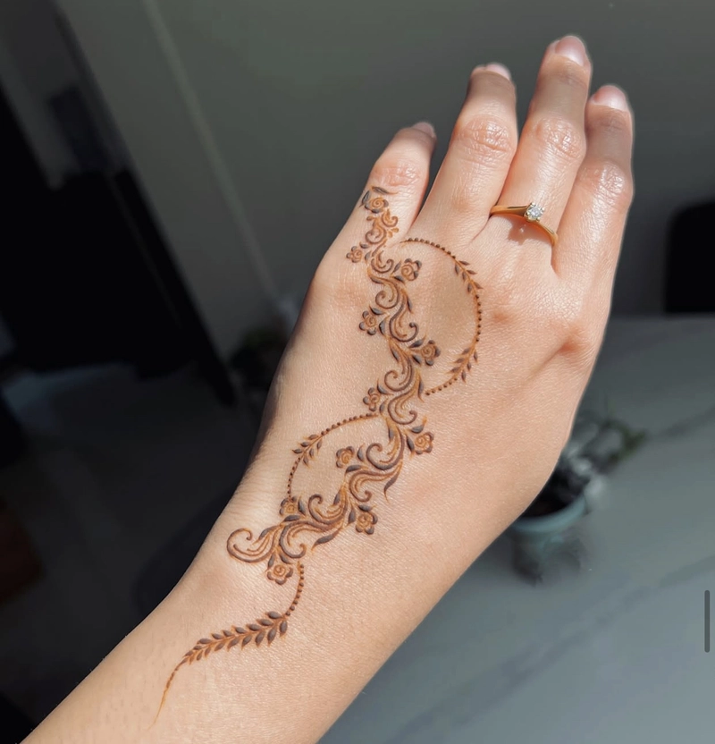 unique floral mehndi design