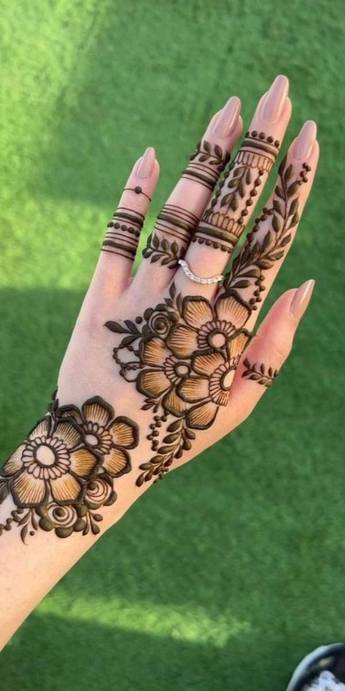 upper hand circle mehndi design