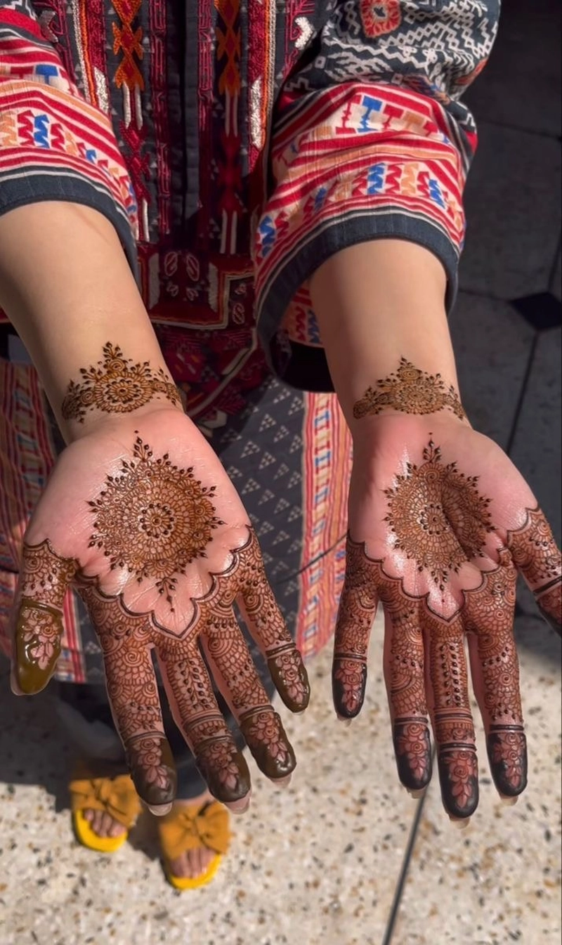wrist length mehndi design