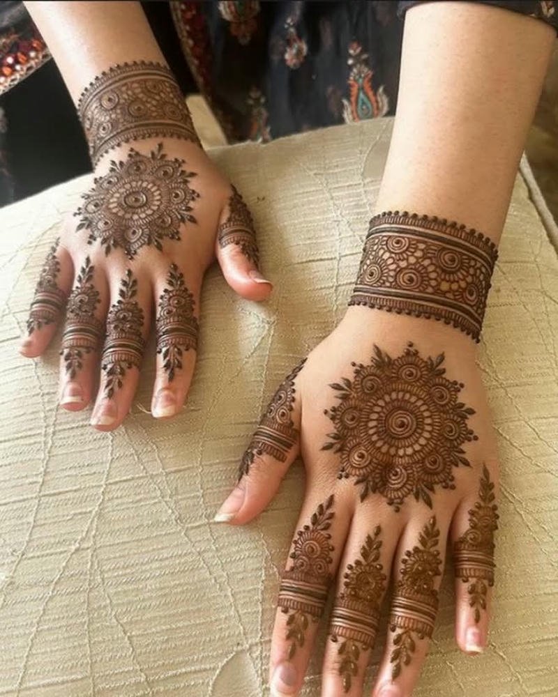 Design Gol Mehndi Photo traditional circular hand art