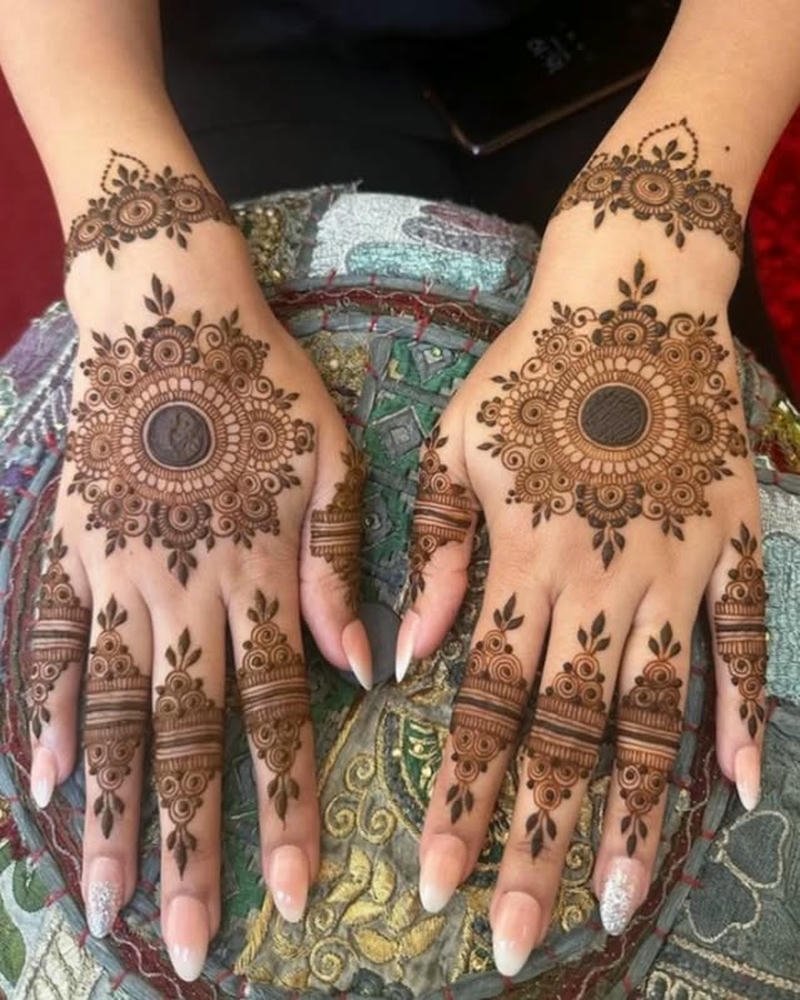 Photo Gol Mehndi Design classic circular henna
