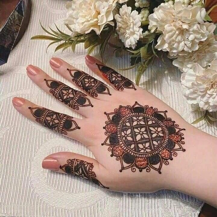 aesthetic gol tikki mehndi design