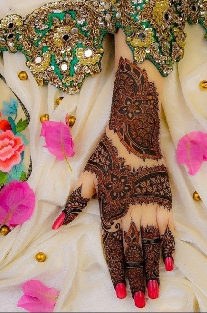 back hand stylish kashees mehndi design