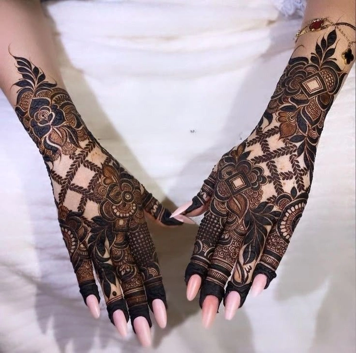 back jali mehndi design