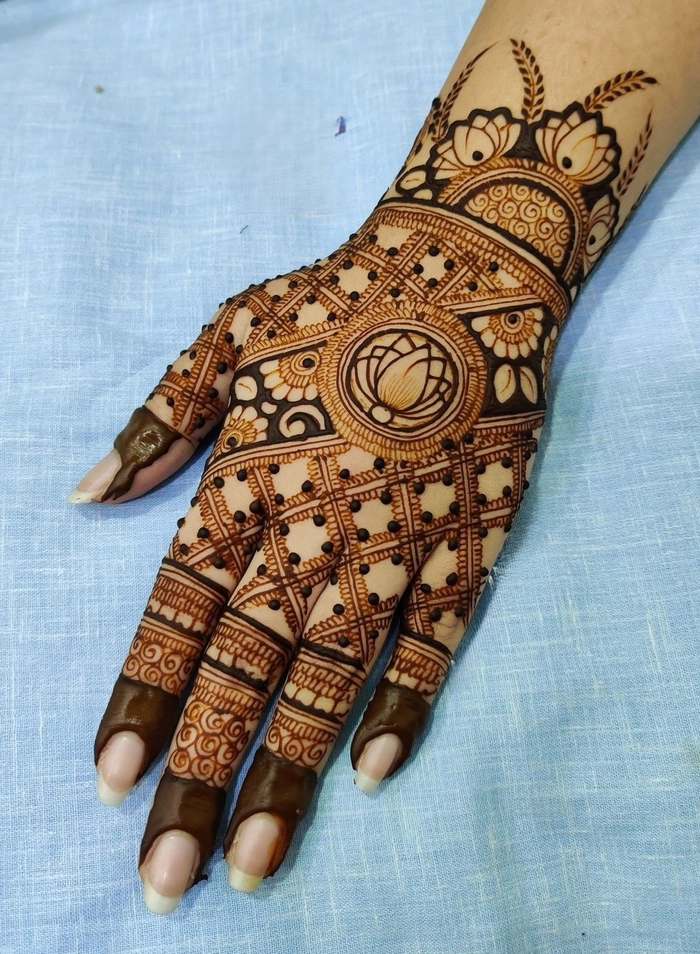 beautiful checks mehndi design