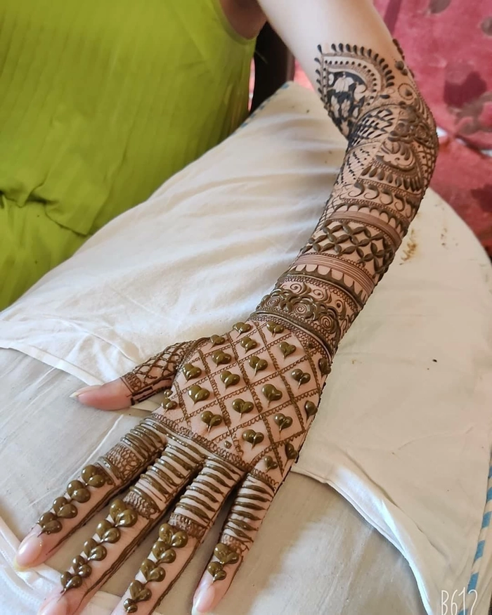 bridal back checks mehndi design