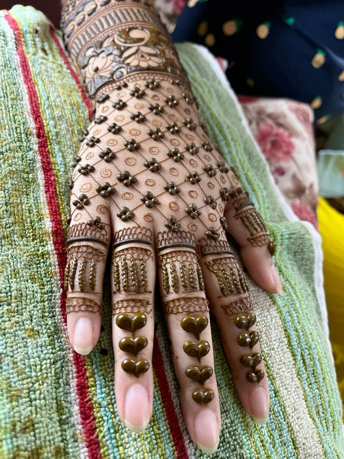 bridal checks mehndi design