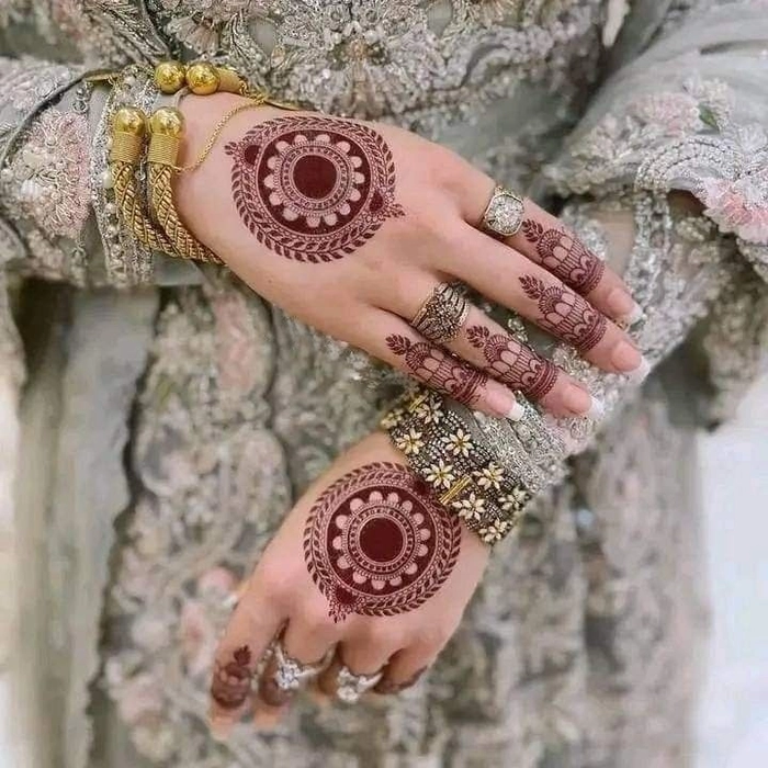 bridal gol tikki mehndi design