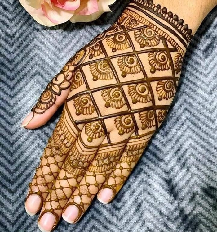 check mehndi design back hand simple