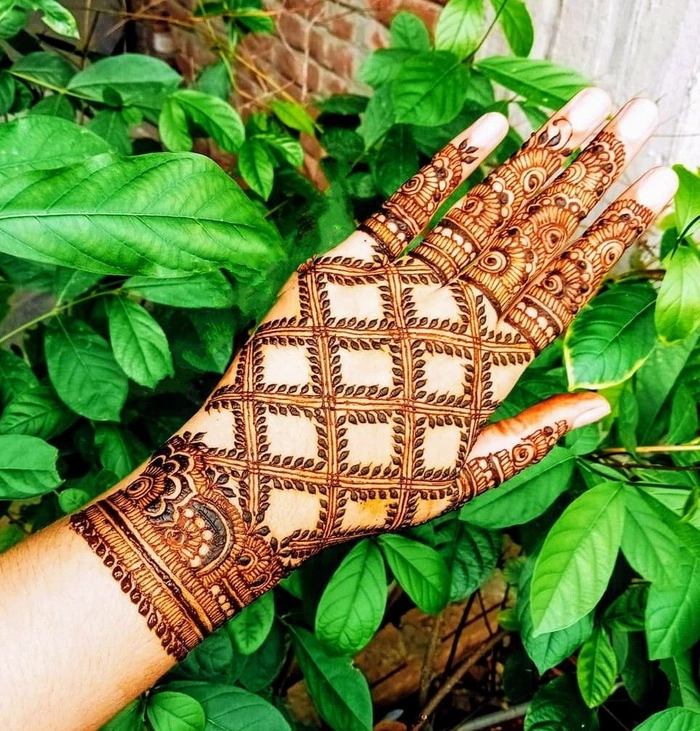checks wali mehndi design