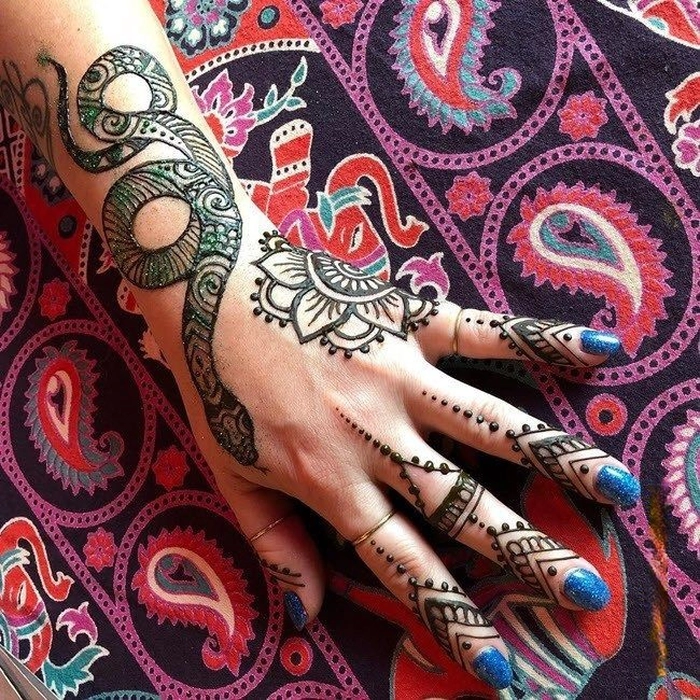 easy snake mehndi design